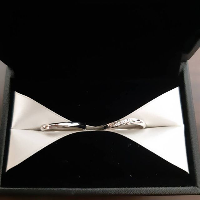 【エクセルコダイヤモンド(EXELCO DIAMOND)の口コミ】 お互いの手の特徴が似ていたので、こちらの形状にしました。
デザインにつ…