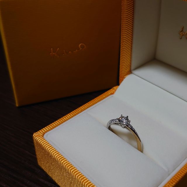 【ケイウノ ブライダル(K.UNO BRIDAL)の口コミ】 デザインもウェーブが強めで指が綺麗に見えると思いました。
またメレダイ…