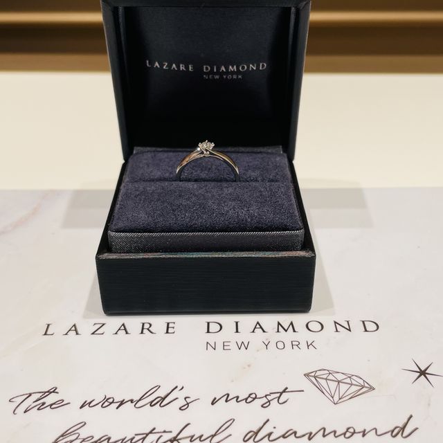 【ラザール ダイヤモンド(LAZARE DIAMOND)の口コミ】 デザインが豊富な中、自分の指にしっくりきました。
流れるようなデザイン…
