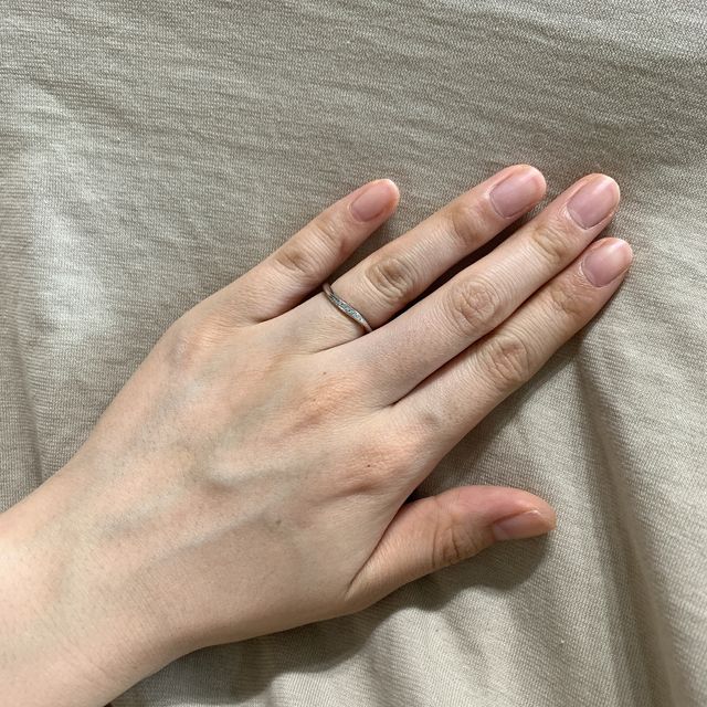 【4℃ BRIDAL(ヨンドシーブライダル)の口コミ】 2店舗見に行って決めました。デザインが可愛かったのと指につけた際に細く…