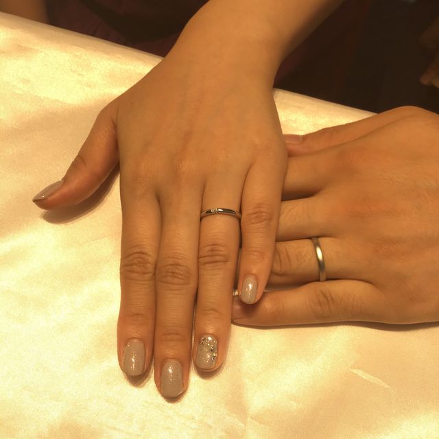 【銀座ダイヤモンドシライシの口コミ】 シンプルで飽きのこないデザインで、おそろいではなくお互いが好きなデザ…