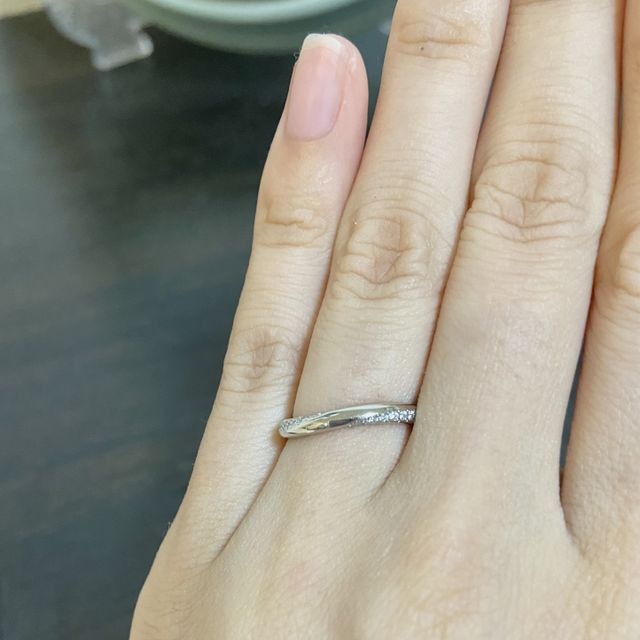 【4℃ BRIDAL(ヨンドシーブライダル)の口コミ】 両サイドにメレダイヤのあるデザインを探していました。
その中でもこちら…