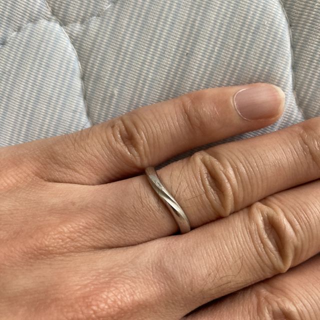 【4℃ BRIDAL(ヨンドシーブライダル)の口コミ】 少しウェーブが入っている指輪に惹かれました。また、指輪の一部をマット…
