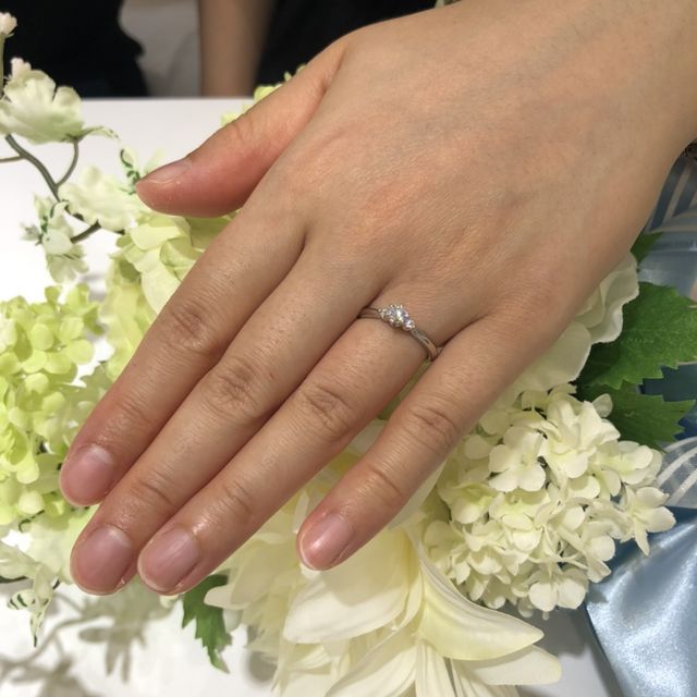【4℃ BRIDAL(ヨンドシーブライダル)の口コミ】 婚約指輪といったらこの形！というデザインを選びました。プロポーズのと…
