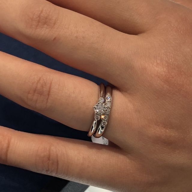 【4℃ BRIDAL(ヨンドシーブライダル)の口コミ】 大きめのダイヤが５つついているので、とてもキラキラしていました。写真…