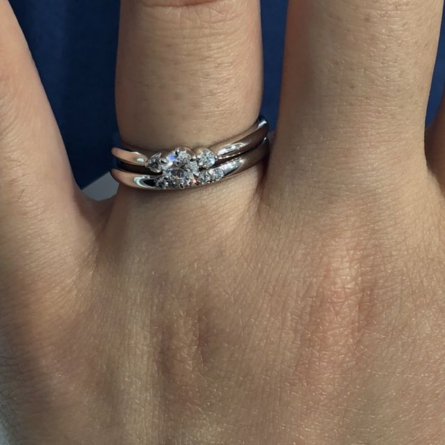 【4℃ BRIDAL(ヨンドシーブライダル)の口コミ】 リングがちょうどよい太さ(2ミリ)で、女性の指にはこのくらいの細さがきれ…