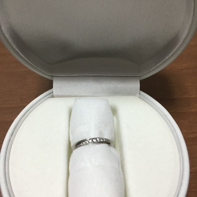 【L'or(ロル)の口コミ】 とてもシンプルな指輪でダイヤモンドが可愛く斜めに並んでいるデザインが…