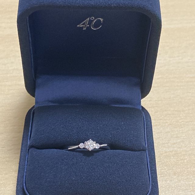 【4℃ BRIDAL(ヨンドシーブライダル)の口コミ】 派手すぎず、シンプルで可愛いデザインが気になっていたのでこちらのブラ…