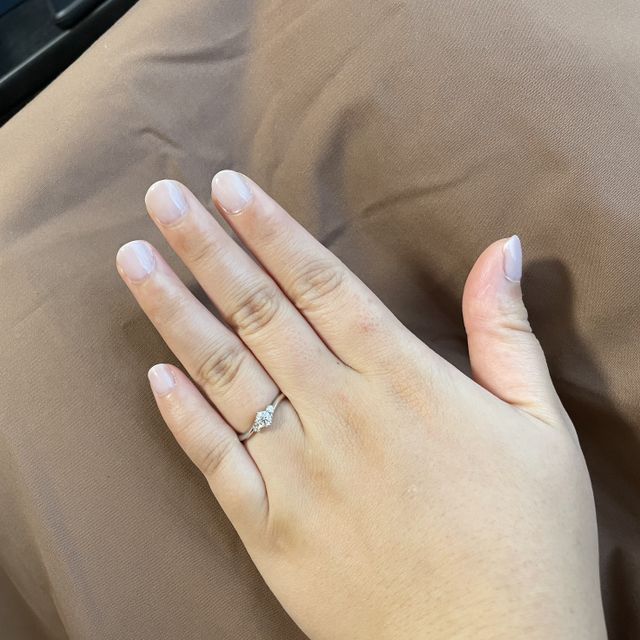 【銀座ダイヤモンドシライシの口コミ】 指輪のデザインは、上から見た時はもちろん、横から見た時のデザインがと…