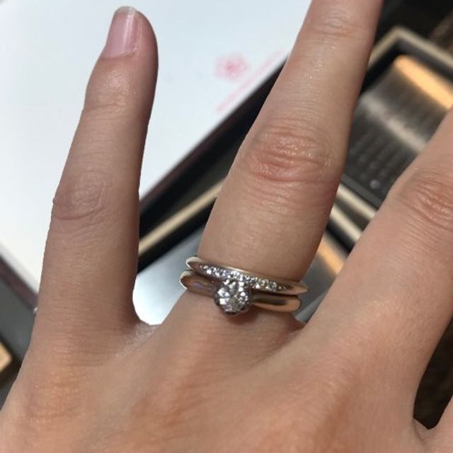 【杢目金屋(もくめがねや)の口コミ】 まずはエンゲージリングを選び、それと合わせて重ね付け出来るストレート…