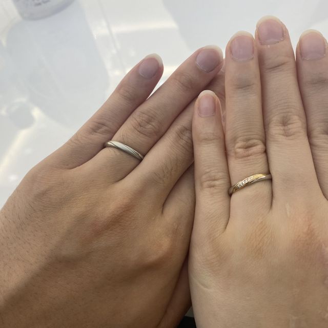 【4℃ BRIDAL(ヨンドシーブライダル)の口コミ】 珍しい形と色の入りぐあいと一目惚れです
私の好きなピンクゴールドが入っ…