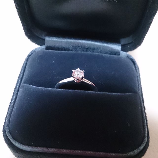 【ティファニー(Tiffany & Co.)の口コミ】 プリンスカットというデザインと悩みましたが、やはり定番中の定番デザイ…