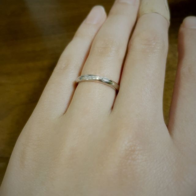 【ROYAL ASSCHER(ロイヤル・アッシャー)の口コミ】 たくさんの種類があり、すごく悩みましたが、毎日付ける結婚指輪なので、…