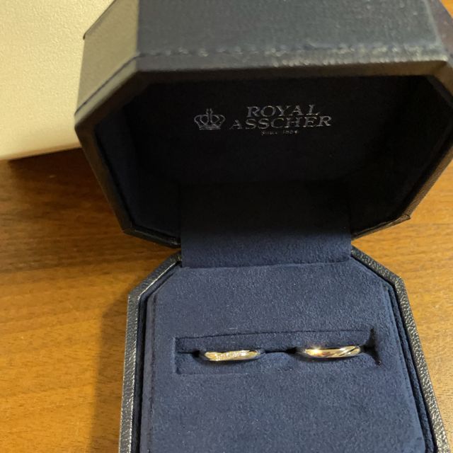 【ROYAL ASSCHER(ロイヤル・アッシャー)の口コミ】 たくさんの種類があり、すごく悩みましたが、毎日付ける結婚指輪なので、…