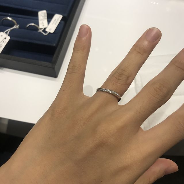 【4℃ BRIDAL(ヨンドシーブライダル)の口コミ】 どこからみてもダイヤモンドが見えるので、気分があがります。またキラキ…