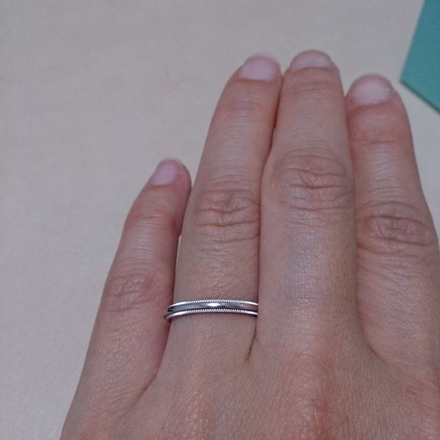 【ティファニー(Tiffany & Co.)の口コミ】 一目惚れでした。
このデザイン以外も試着してみましたが、試着すればする…