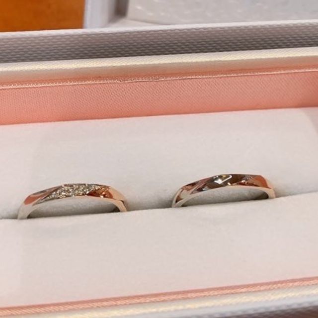 【nocur(ノクル)の口コミ】 単色ではなく、ピンクゴールドが入っていてアクセントになっています。女…