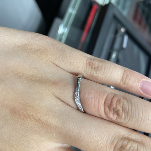 【ラザール ダイヤモンド(LAZARE DIAMOND)の口コミ】 シンプルで洗練されたイメージでした！
本当に高級感があって、大人な指輪…