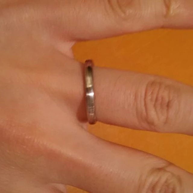 【俄(にわか)の口コミ】 フォルム自体はシンプルで表面や色合いに特徴的なものがあるリングを探し…