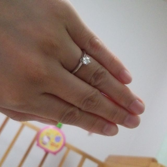 【ティファニー(Tiffany & Co.)の口コミ】 ダイヤが大きすぎず小さすぎずで気に入りました。
はめてても、料理とか作…