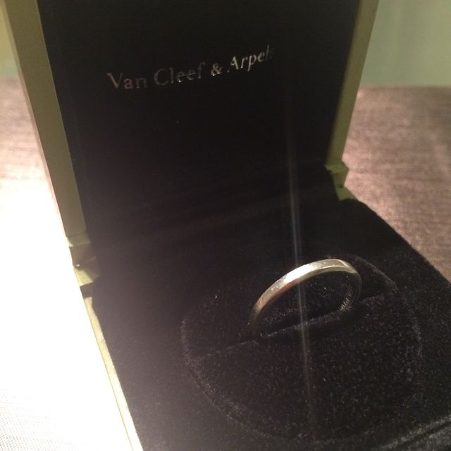 【ヴァン クリーフ＆アーペル(Van Cleef & Arpels)の口コミ】 婚約指輪と同じブランドで探しました。飽きずにつけられるシンプルなもの…