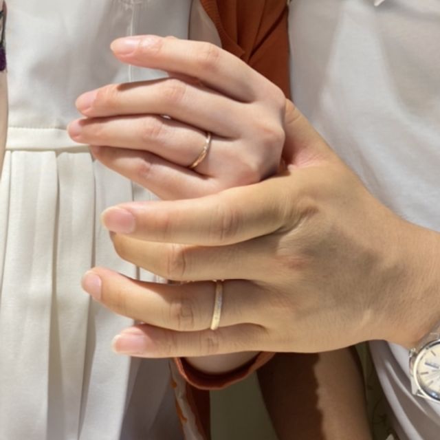 【ひなの口コミ】 ひなさんの指輪は、和風テイストの指輪になっています。
それぞれの指輪に…