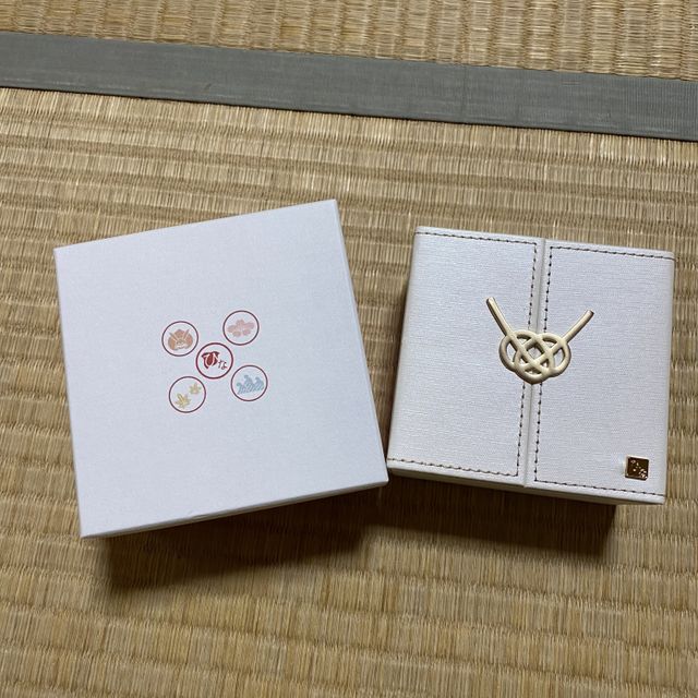 【ひなの口コミ】 ひなさんの指輪は、和風テイストの指輪になっています。
それぞれの指輪に…