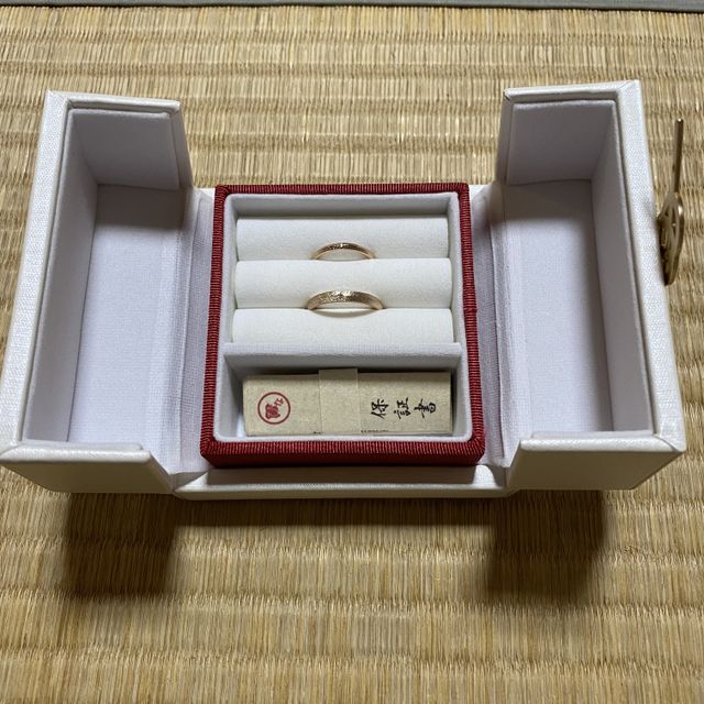 【ひなの口コミ】 ひなさんの指輪は、和風テイストの指輪になっています。
それぞれの指輪に…