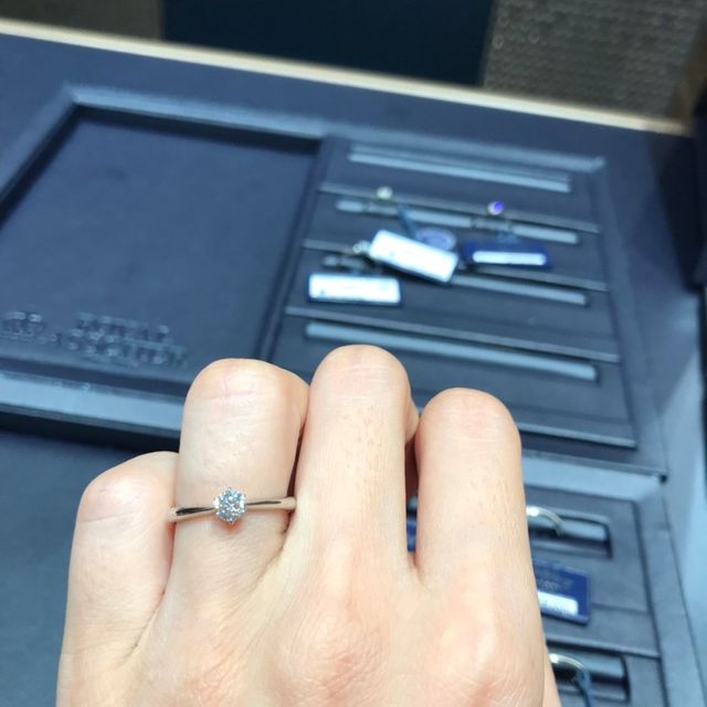 【ROYAL ASSCHER(ロイヤル・アッシャー)の口コミ】 私は２枚目の婚約指輪を購入しました。伝統があるブランドであること、外…
