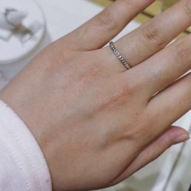 【俄(にわか)の口コミ】 細身のリングは指が細く長く見え女性の指に馴染みますし、連なるダイアモ…