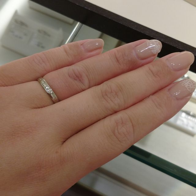 【CHARMY(チャーミー)の口コミ】 派手すぎずシンプルすぎず、人と被らない指輪を探していました。少し模様…