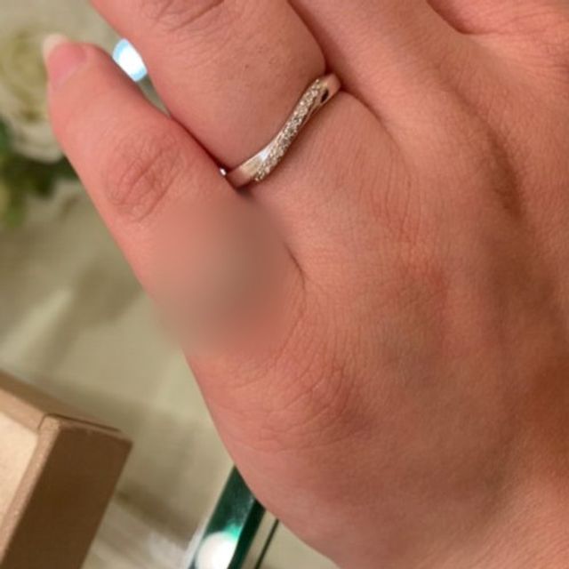 【Mariage ent(マリアージュエント)の口コミ】 なめらかなウェーブラインが綺麗なフォルムで私の指に合っていると感じた…