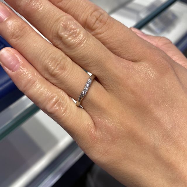 【銀座ダイヤモンドシライシの口コミ】 デザインが非常に気に入りました。シンプルなデザインですが、ダイアモン…