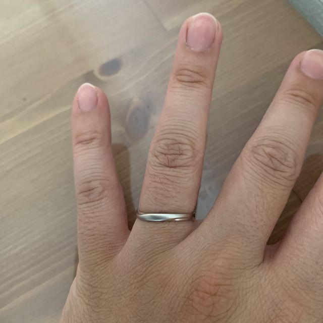【銀座ダイヤモンドシライシの口コミ】 指輪を着け慣れてないので、薄めのものにしてつけてる感覚を極略減らして…