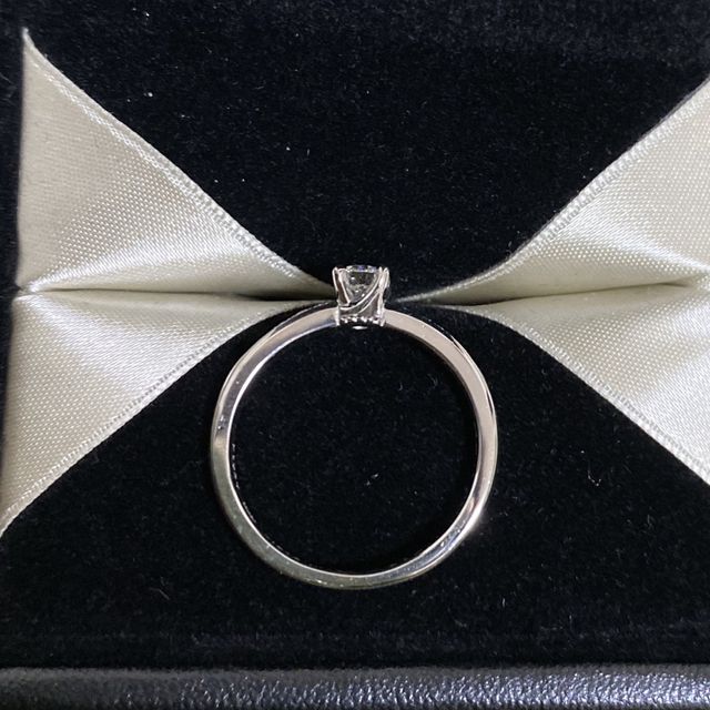 【エクセルコダイヤモンド(EXELCO DIAMOND)の口コミ】 中心のダイアモンドは、石座が横から見ると、ガラスの靴になっておりわ可…