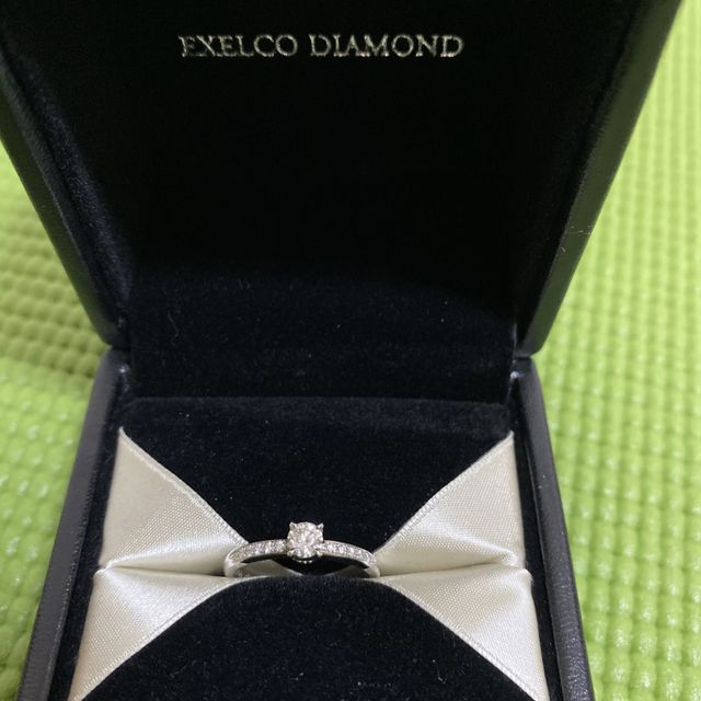 【エクセルコダイヤモンド(EXELCO DIAMOND)の口コミ】 中心のダイアモンドは、石座が横から見ると、ガラスの靴になっておりわ可…