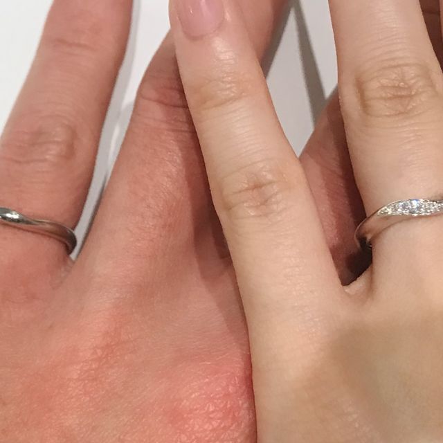 【ROYAL ASSCHER(ロイヤル・アッシャー)の口コミ】 ウェーブタイプの中でも特にウェーブが強めなので、中央のダイヤモンドが…