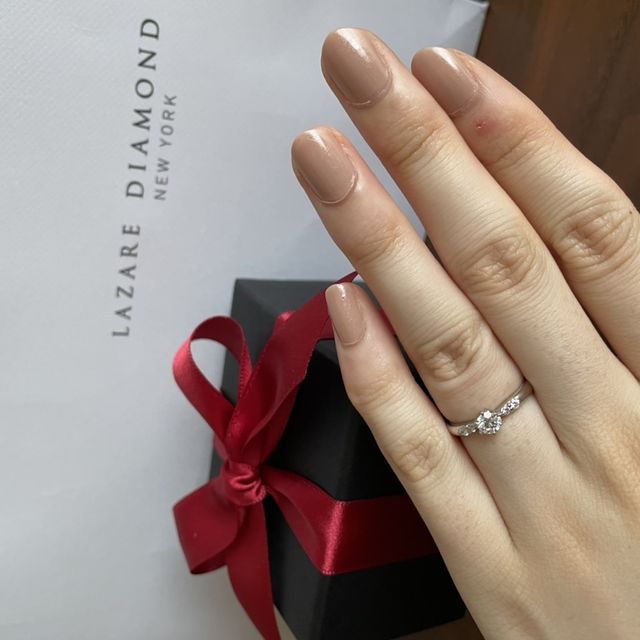 【ラザール ダイヤモンド(LAZARE DIAMOND)の口コミ】 真ん中のダイヤが際立つように、隣のメレダイヤが小さくなっていて華奢で…