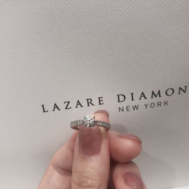 【ラザール ダイヤモンド(LAZARE DIAMOND)の口コミ】 婚約指輪はゴージャスでありながら、可愛すぎないデザインが決めてでした…