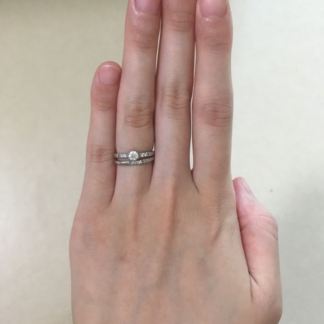 【サマンサティアラブライダル(Samantha Tiara Bridal)の口コミ】 結婚指輪と婚約指輪がセットになっており、２つ一緒に付けた時のデザイン…