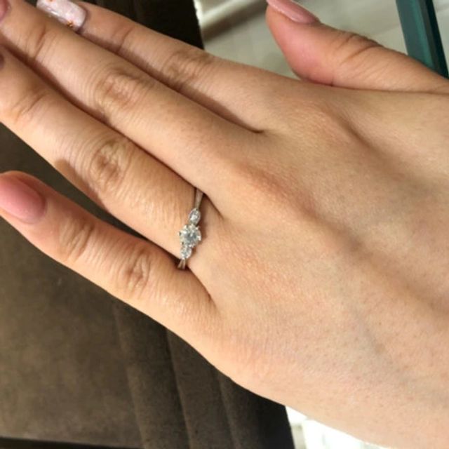 【CHARMY(チャーミー)の口コミ】 ３つダイヤの付いたエンゲージリングを探していましたが、こちらのリング…