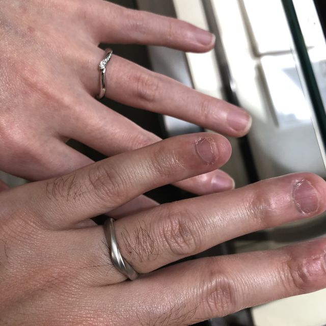 【俄(にわか)の口コミ】 V字で細めのデザイン、メレダイヤが入っているところが気に入りました。
…