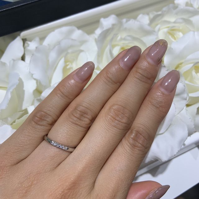 【4℃ BRIDAL(ヨンドシーブライダル)の口コミ】 婚約指輪と重ね付けしても、派手すぎず、でもダイヤの存在感があるものを…