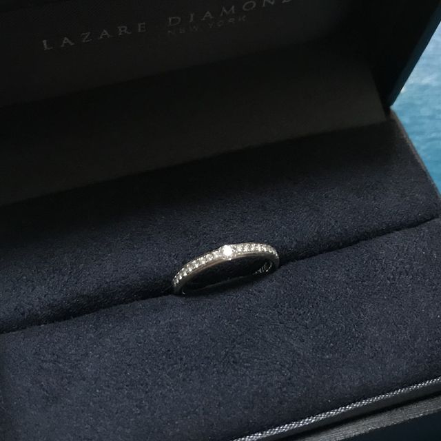 【ラザール ダイヤモンド(LAZARE DIAMOND)の口コミ】 決め手はデザインとダイヤモンドの輝き方です。デザインは上面にダイヤモ…