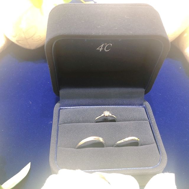 【4℃ BRIDAL(ヨンドシーブライダル)の口コミ】 ホーニング加工がしてあるので見ていても飽きがこないと思い、この指輪に…