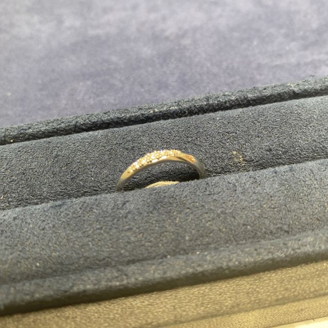 【4℃ BRIDAL(ヨンドシーブライダル)の口コミ】 決めてはとにかく美しいということで。
最初はストレートでシンプルなデザ…