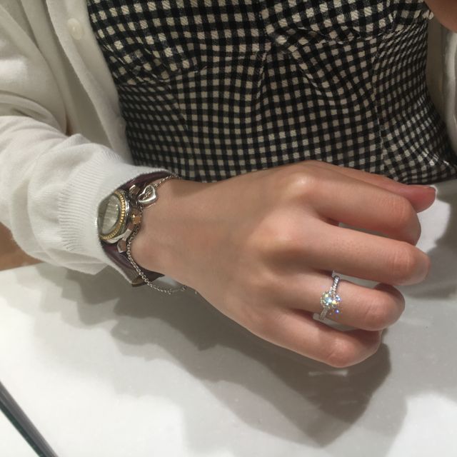 【ラザール ダイヤモンド(LAZARE DIAMOND)の口コミ】 地球上にこれ以上素晴らしいデザインの婚約指輪はないと思えたからです。…