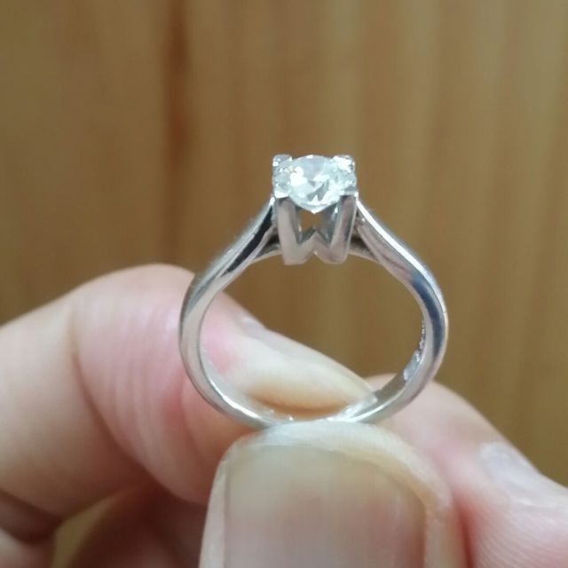 【ハリー・ウィンストン(Harry Winston)の口コミ】 ダイヤモンドを留めているツメがとてもよく考えられているので、実際のカ…