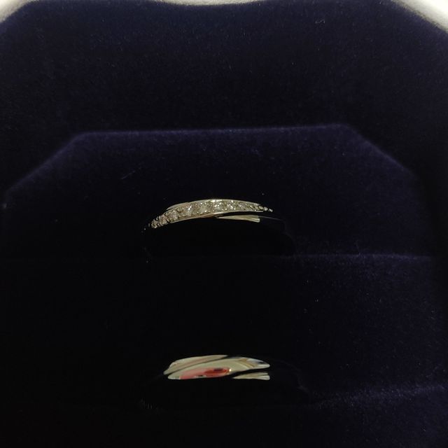【4℃ BRIDAL(ヨンドシーブライダル)の口コミ】 ティファニーセッティングの婚約指輪との相性がよかったこと、ストレート…