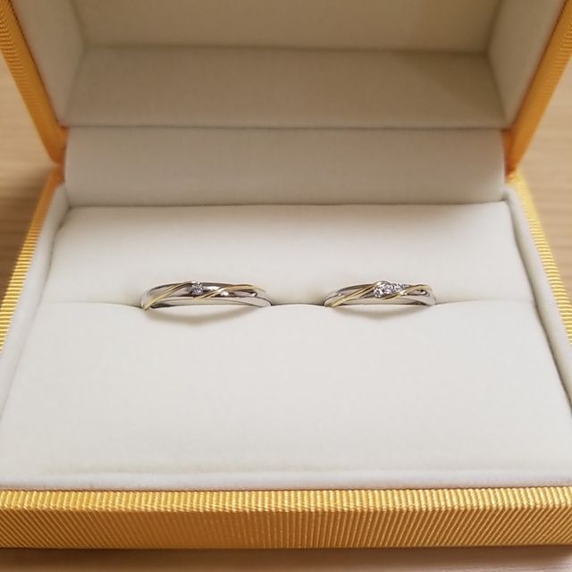 【ケイウノ ブライダル(K.UNO BRIDAL)の口コミ】 エンゲージリングとお揃いのツイストしたデザインで双子ダイヤを着けまし…